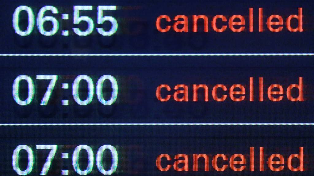 ARCHIV - Symbolbild. Der Vermerk «cancelled» ist am 28.08.2014 auf dem Flughafen Hamburg auf einer Anzeigetafel zu lesen. Foto: picture alliance / dpa