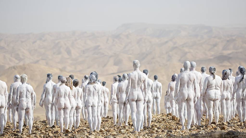 Menschen posieren nackt für den amerikanischen Künstler Spencer Tunick als Teil einer Kunstaktion in der Wüste in der Nähe des Toten Meeres. 