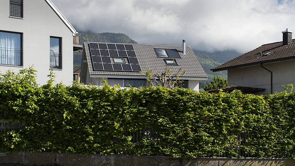 Ein dringlicher Bundesbeschluss sieht vor, dass neue Gebäude in der Schweiz mit einer Solaranlage ausgerüstet sein müssen. Die Kantone haben dazu Ausführungsbestimmungen zu erlassen. (Archivbild)