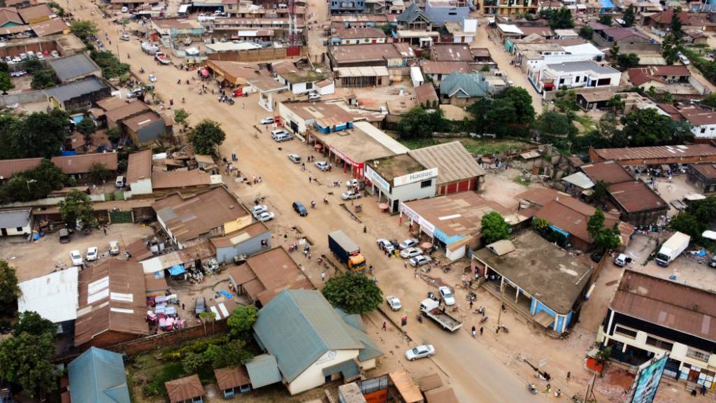 ARCHIV - Blick auf die Stadt Beni in der Demokratischen Republik Kongo. Foto: Kitsa Musayi Sebastien/AP/dpa