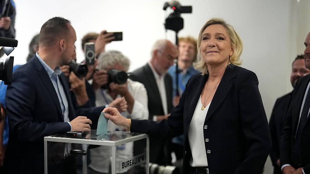 dpatopbilder - Die rechtspopulistische Politikerin Marine Le Pen gibt ihre Stimme für die erste Runde der Parlamentswahlen ab. Wie erwartet landen Frankreichs Rechtsnationale bei der Parlamentswahl auf Platz eins. Macrons Lager schneidet in der ersten Runde hingegen schwächer ab. Foto: Thibault Camus/AP/dpa