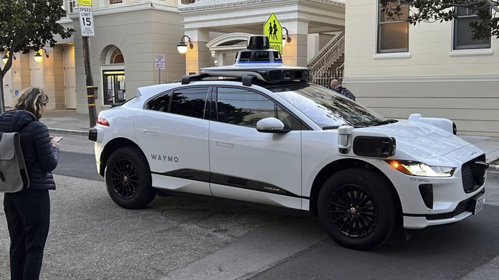 Ein Fast-Food-Autoschalter hat das selbstfahrende Robo-Taxi von Waymo überfordert. (Symbolbild)