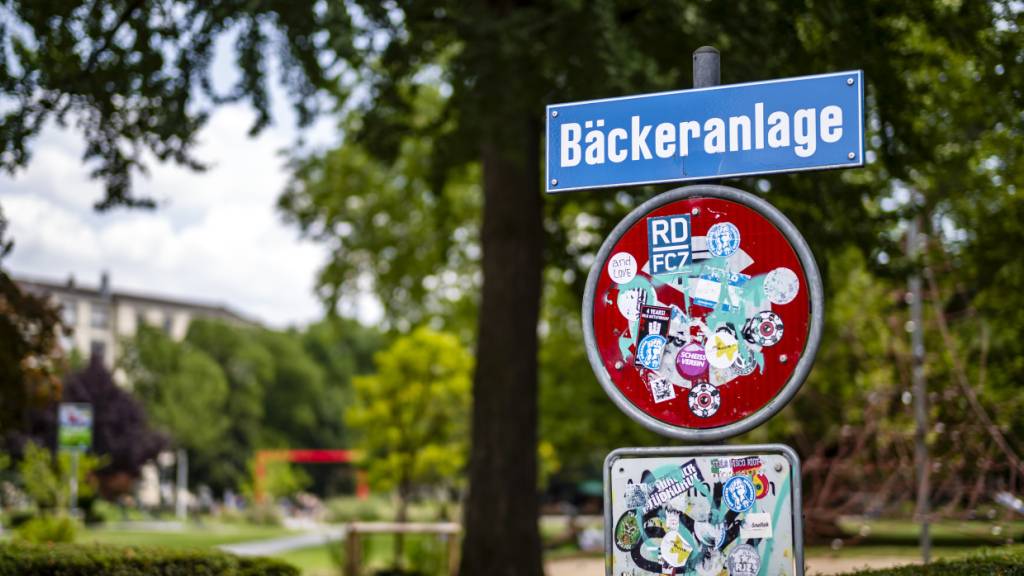 Ein Paar soll in der Zürcher Bäckeranlage einen Ahnungslosen weggelockt haben, um ihn auszurauben. In der Wohnung soll der Beschuldigte das Opfer dann fast getötet haben. (Archivbild)