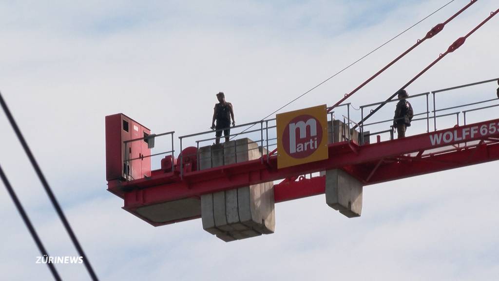 Mann verharrt 15 Stunden auf einem Baukran in Oerlikon