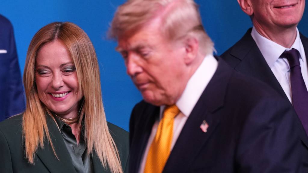 US-Präsident Donald Trump kommt neben der italienischen Ministerpräsidentin Giorgia Meloni zu einem Gruppenfoto während des Nato-Gipfels in Ankara. Foto: Francisco Seco/AP/dpa