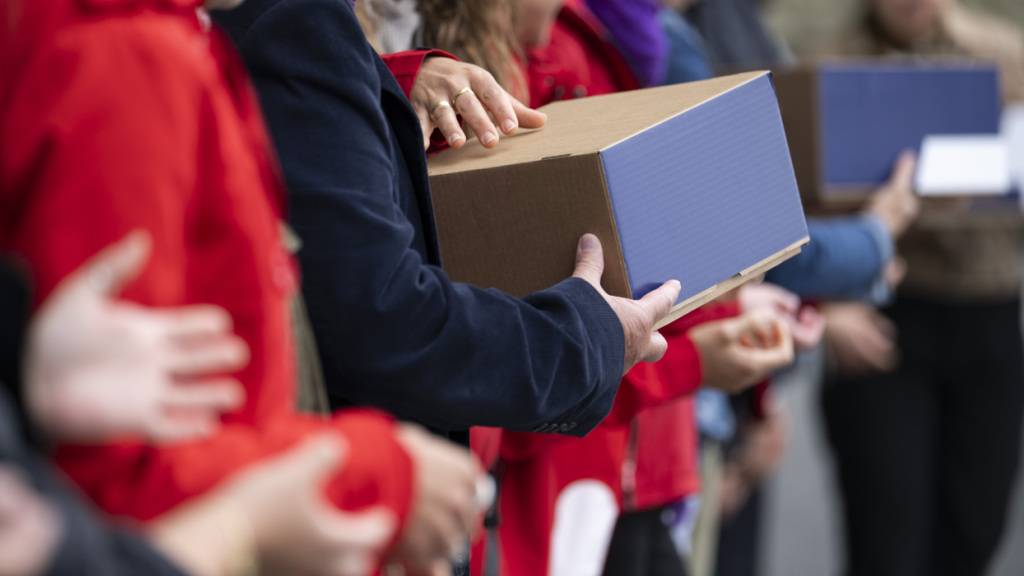 Gewerkschaften und linke Parteien haben über 100'000 Unterschriften gegen die vom Parlament beschlossene Übersteuerung von kantonalen Mindestlöhnen gesammelt.