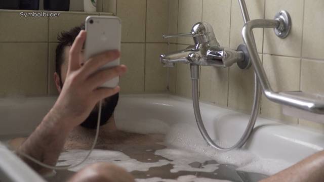 21-Jährige stirbt, weil Handy in Badewanne fiel