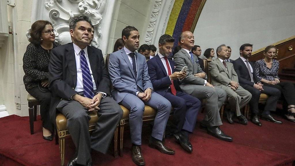 Ausländische Diplomaten verfolgen demonstrativ die Zusammenkunft des von der Opposition dominierten Parlaments von Venezuela am Samstag.