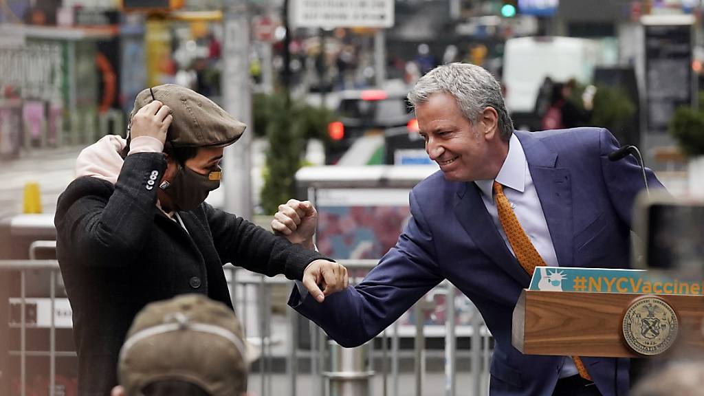 Der Schauspieler Lin-Manuel Miranda (l) und Bill de Blasio, Bürgermeister von New York, stossen auf dem Times Square die Ellbogen aneinander. (Archiv)