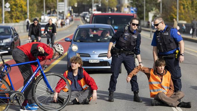 Polizei führt Klimaaktivisten von der Lorrainebrücke in Bern ab