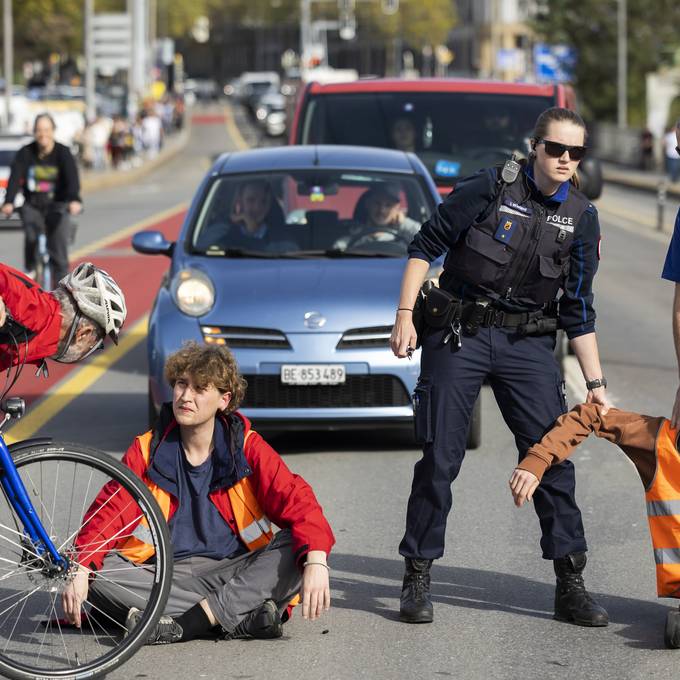 Polizei führt Klimaaktivisten von der Lorrainebrücke in Bern ab