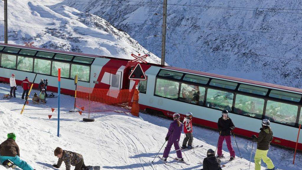 Der Glacier-Express - hier in Andermatt - kann wegen des vielen Schnees nicht mehr nach Graubünden fahren. (Archivbild)