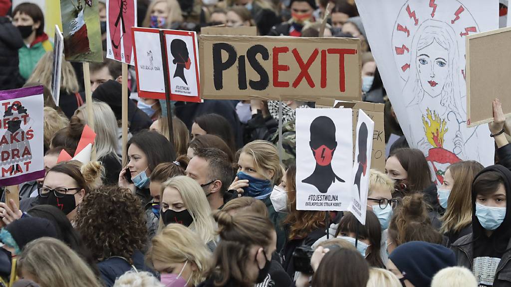 Demonstranten halten während eines Protests Plakate gegen die jüngste Verschärfung des polnischen Abtreibungsgesetzes hoch. In mehreren polnischen Städten waren erneut Tausende Menschen gegen eine Verschärfung des Abtreibungsverbots auf die Straße gegangen.