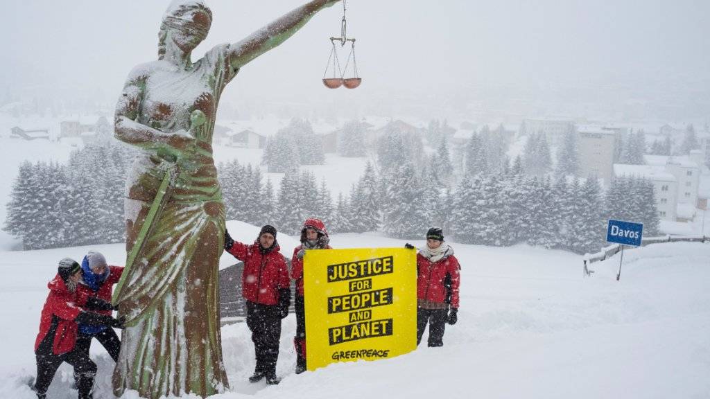 Greenpeace-Aktivisten haben eine sechs Meter hohe Justitia-Statue vor das Davoser Kongresszentrum gestellt, um die Konzerne des WEF an ihre Verantwortung zu erinnern. (im Bild Statue noch ausserhalb von Davos)