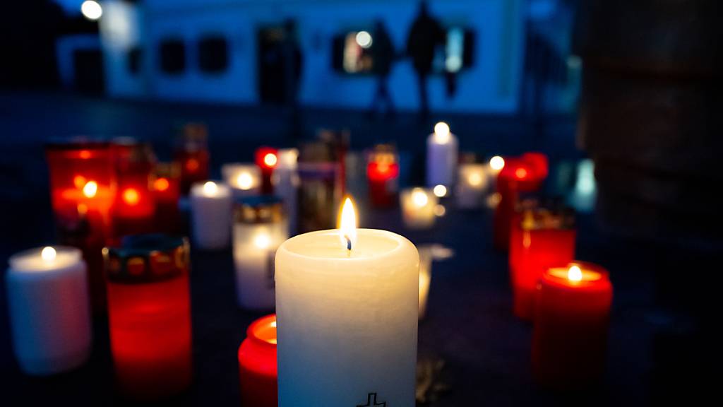 Kerzen stehen vor dem Geburtshaus des emeritierten Papstes Benedikt XVI.. Foto: Sven Hoppe/dpa