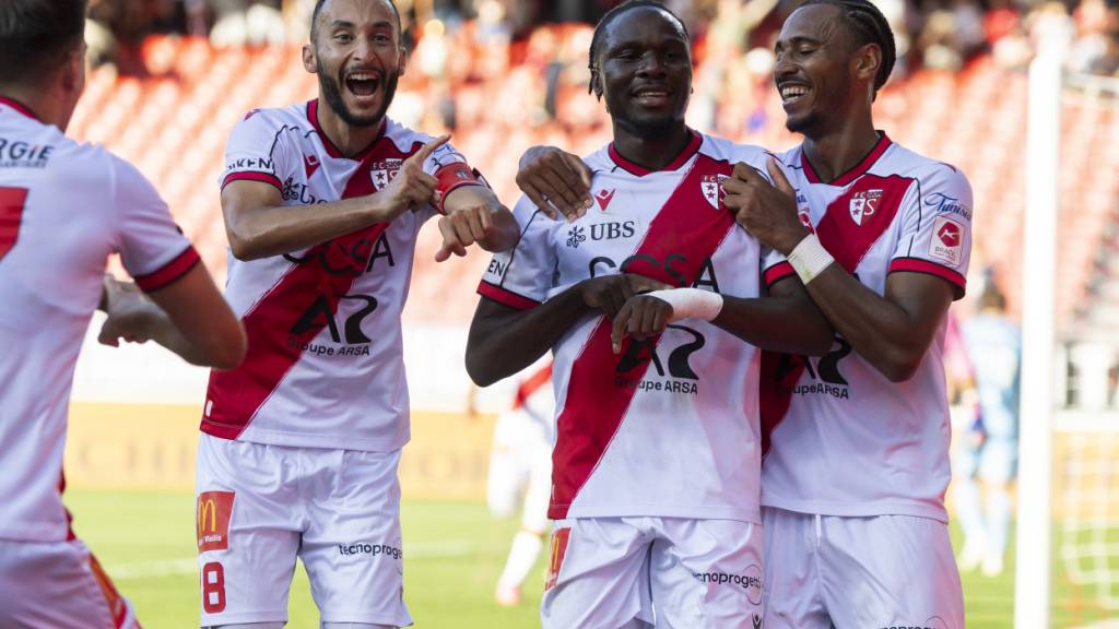 Josias Lukembila feiert sein 3:2 mit Ali Kabacalman (links) und Noé Sow (rechts)