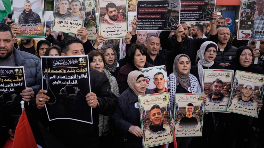 Palästinenser demonstrieren gegen die Entscheidung des israelischen Parlaments zur Einführung der Todesstrafe für Terroristen. Foto: Majdi Mohammed/AP/dpa
