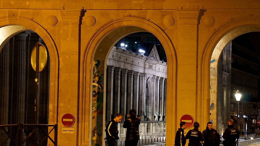 Die Polizei hat am Pariser Gare du Nord einen Grosseinsatz durchgeführt und drei Verdächtige gesucht.