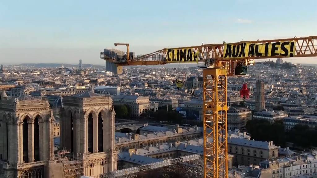 Greenpeace-Aktivisten klettern auf Kran an Notre-Dame-Baustelle
