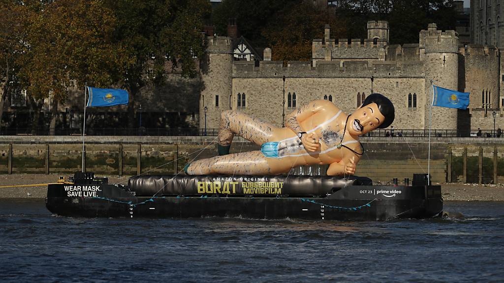 Ein Schlauchboot in Form des fiktiven Nachrichtenreporters Borat schwimmt auf der Themse. 14 Jahre nach der Kult-Satire «Borat» (2006) kehrt der britische Komiker Sacha Baron Cohen in der Rolle als dummdreister kasachischer TV-Reporter Ende Oktober 2020 zurück. Foto: Yui Mok/PA Wire/dpa