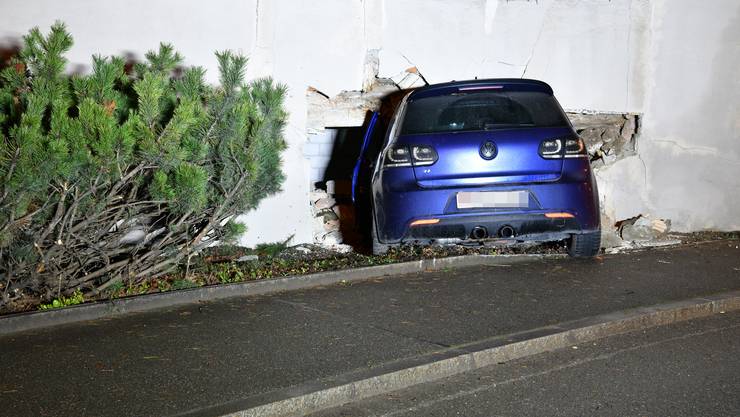 A young driver hit a house with his Golf.