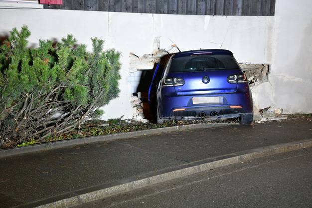 Seon AG, Dec 23 - A young driver lost control of his car in a right turn and crashed into the front of a house.