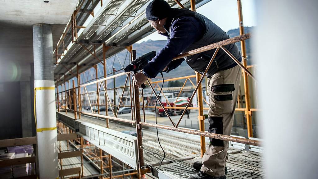 In einem Vorstoss aus dem St. Galler Kantonsrat wird die Regierung kritisiert, sie setze zu wenig Personal für die Bekämpfung von Schwarzarbeit ein. (Symbolbild)