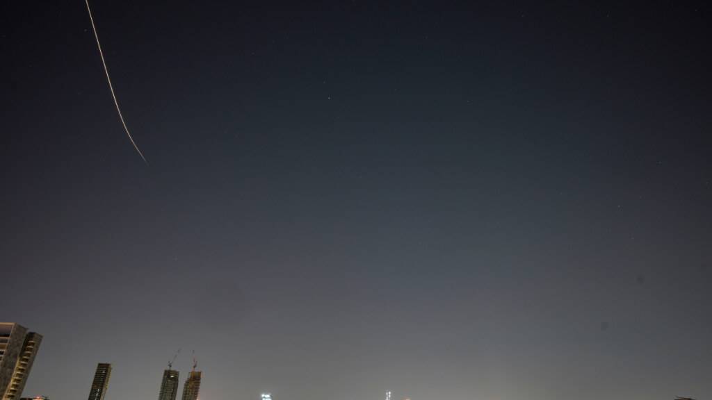 dpatopbilder - Vom Iran abgeschossene Raketen ziehen über den Himmel von Tel Aviv. Foto: Ohad Zwigenberg/AP/dpa/Archivbild