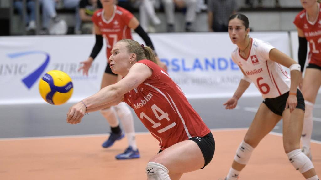 Laura Dervisaj-Künzler (vorne) will mit dem Schweizer Volleyball-Nationalteam wieder an die EM