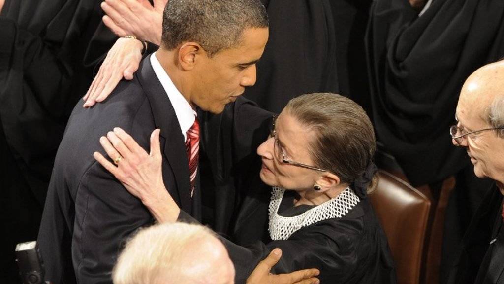 Ist hoch angesehen: US-Verfassungsrichterin Ruth Bader Ginsburg, hier mit US-Präsident Barack Obama. Nun wurde sogar eine neu entdeckte Art der Gottesanbeterin nach der 83-Jährigen benannt. (Archiv)