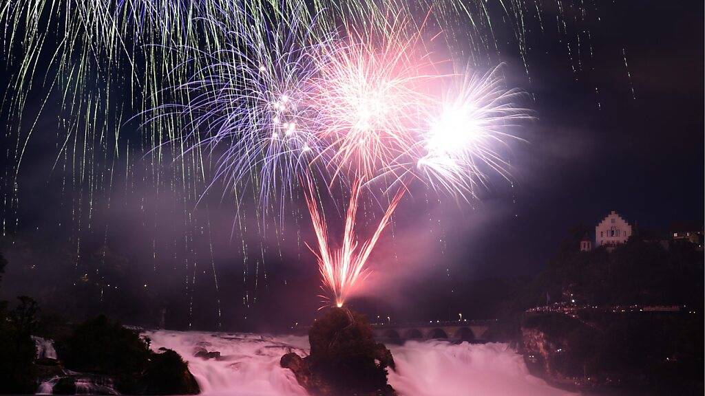 Tonnen von Feinstaub, Gehörschäden und verschreckte Tiere: Der Bund warnt vor der Kehrseite von Feuerwerk. (Rheinfall bei Schaffhausen vor dem Nationalfeiertag 2013)
