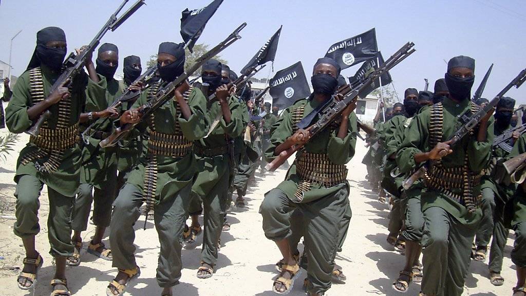 Mitglieder der islamistischen Terrormiliz Al-Shabaab bei einer Parade. (Archiv)