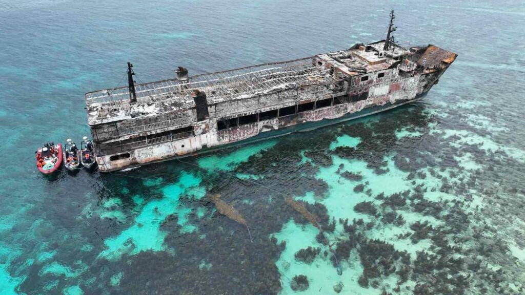 HANDOUT - Dieses von der philippinischen Küstenwache zur Verfügung gestellte Foto zeigt die Fähre «MV June Aster» vor der Provinz Palawan im Westen der Philippinen wenige Tage nach dem Ausbruch eines Brandes. Foto: Uncredited/Philippine Coast Guard via AP/dpa