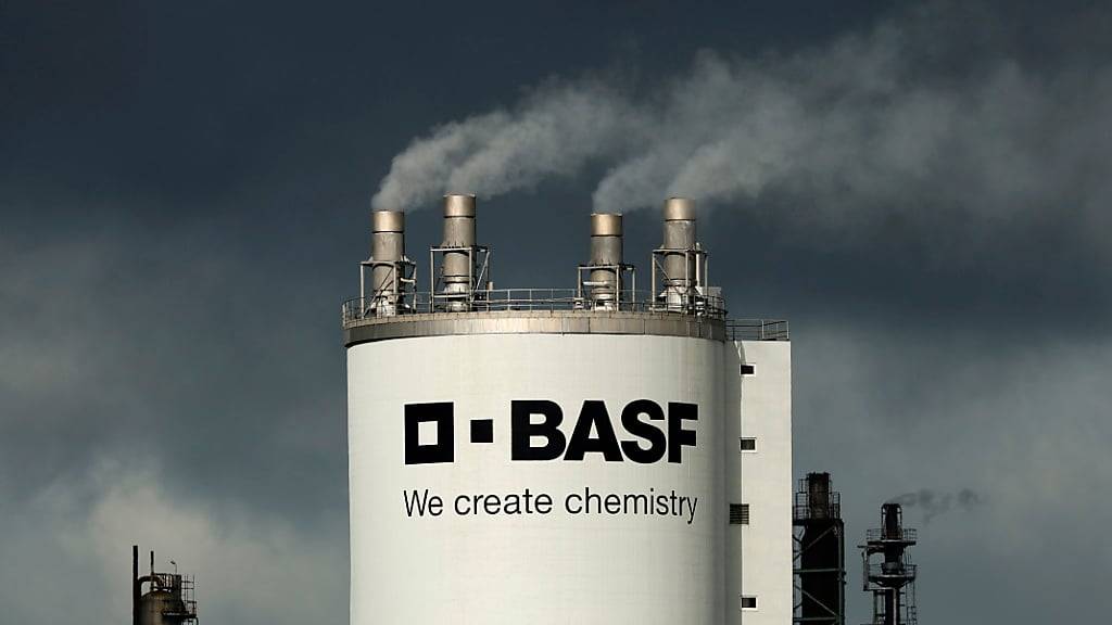 Bis 2050 strebt der Chemieriese BASF eine klimaneutrale Produktion und bis 2030 eine Senkung der Treibhausgasemissionen um 25 Prozent an. Bei der Produktion will der deutsche Konzern stärker auf alternative Rohstoffe setzen. (Archivbild)