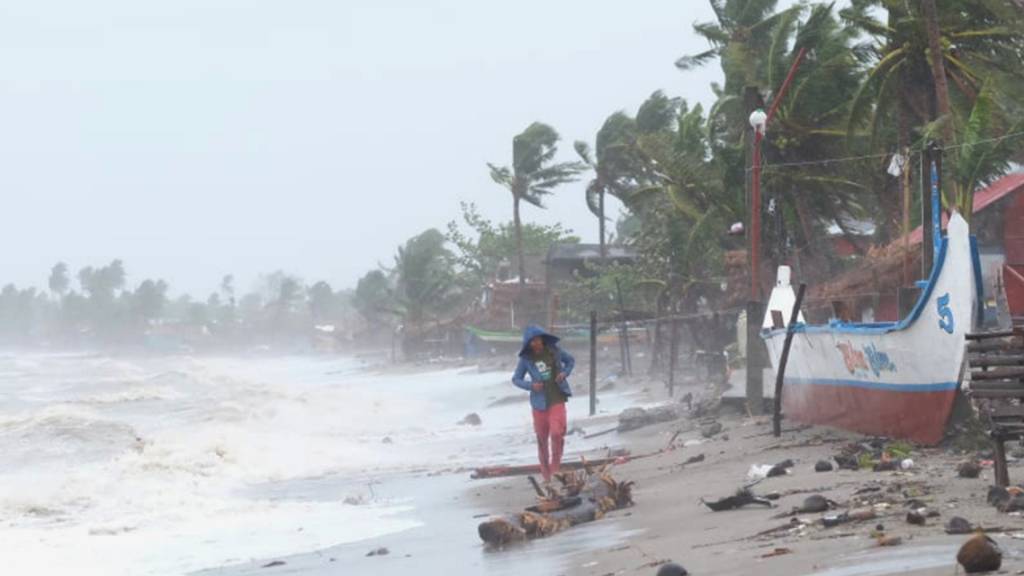 dpatopbilder - «Goni» kommt: Starke Wellen an einer Küste der östlichen Philippinen. Foto: Uncredited/AP/dpa