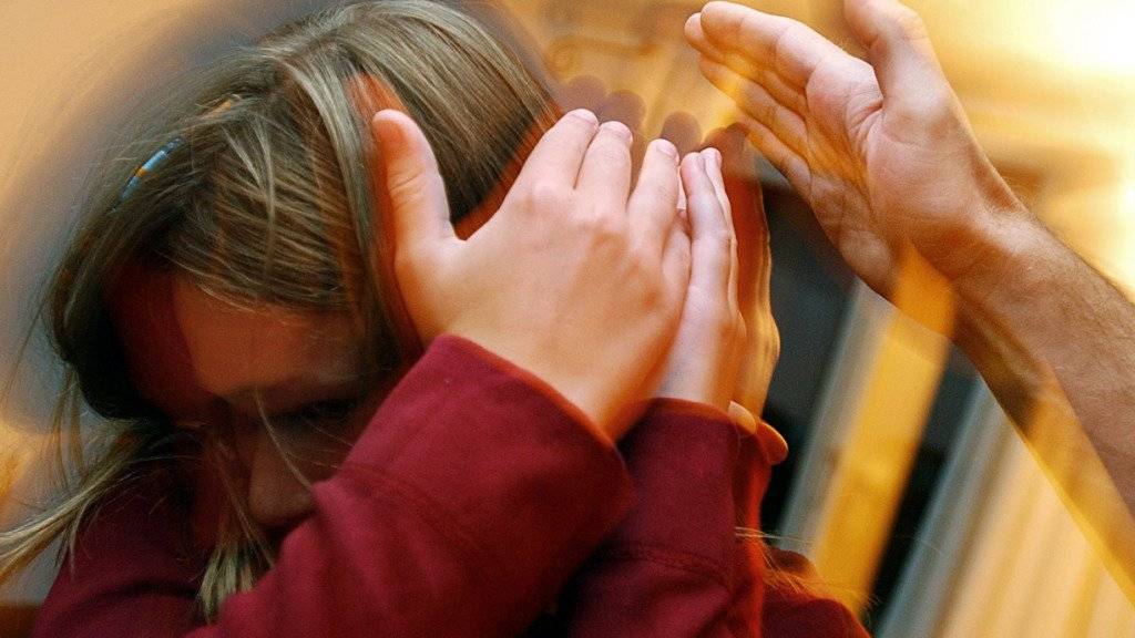 Ohrfeigen und andere Körperstrafen sollten laut Kinderschutz Schweiz in der Erziehung tabu sein. (Gestellte Aufnahme, Archivbild)
