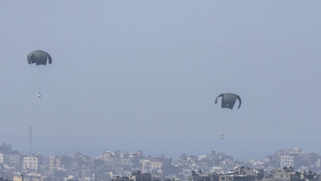 Versorgung mit Hilfsgütern aus der Luft: Fallschirme gehen über dem nördlichen Gazastreifen nieder.