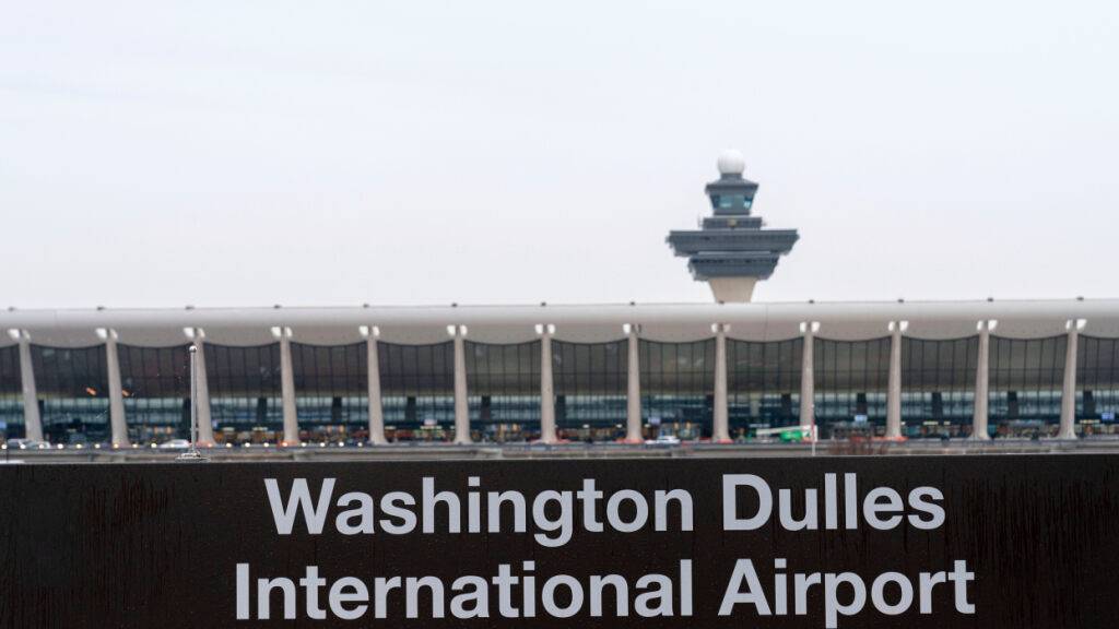 Eine Boeing 777 musste kurz nach dem Start den Flug nach Tokio abbrechen und zum internationalen Flughafen in Washington zurückkehren. (Archivbild)