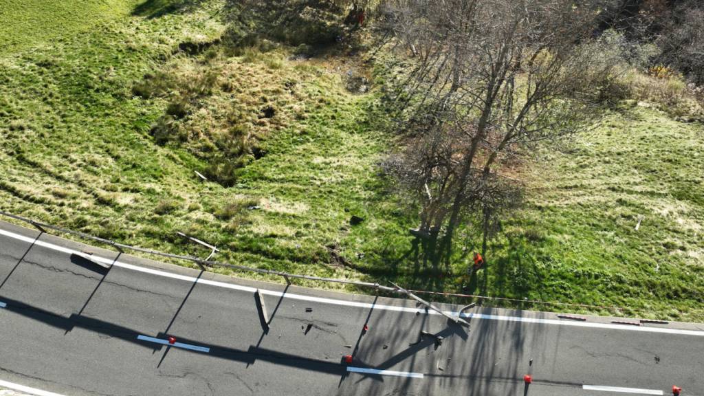 Das Auto stürzte einen rund 200 Meter langen Abhang hinunter.