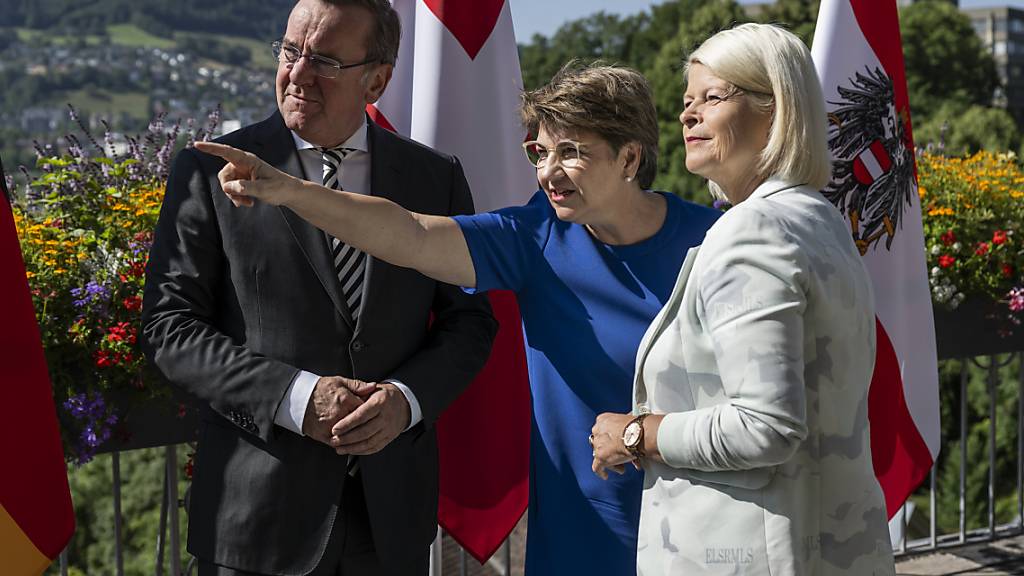 Verteidigungsministerin Viola Amherd (Mitte), ihre österreichische Amtskollegin Klaudia Tanner (rechts) und ihr deutsches Pendant Boris Pistorius haben eine engere sicherheitspolitische Zusammenarbeit vereinbart.