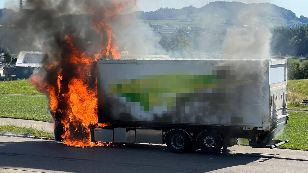 Dicke Rauchwolken über Bazenheid – Lastwagen in Vollbrand