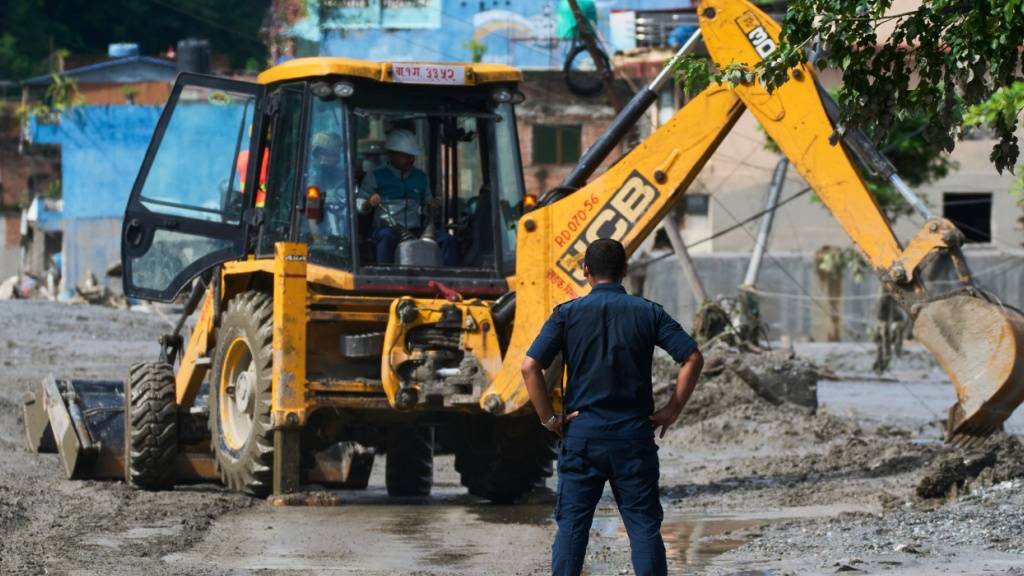 Angst vor Dammbruch - Regen erschwert Rettung nach Sturzflut