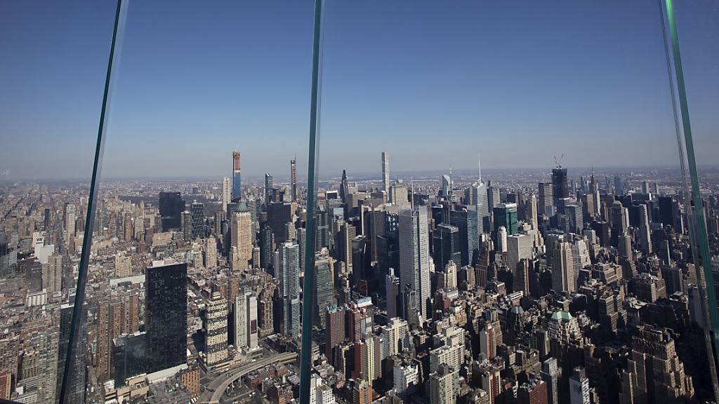 Dicke Glasscheiben begrenzen die Outdoor-Aussichtsplattform «The Edge» im Stadtviertel «Hudson Yards» in New York.
