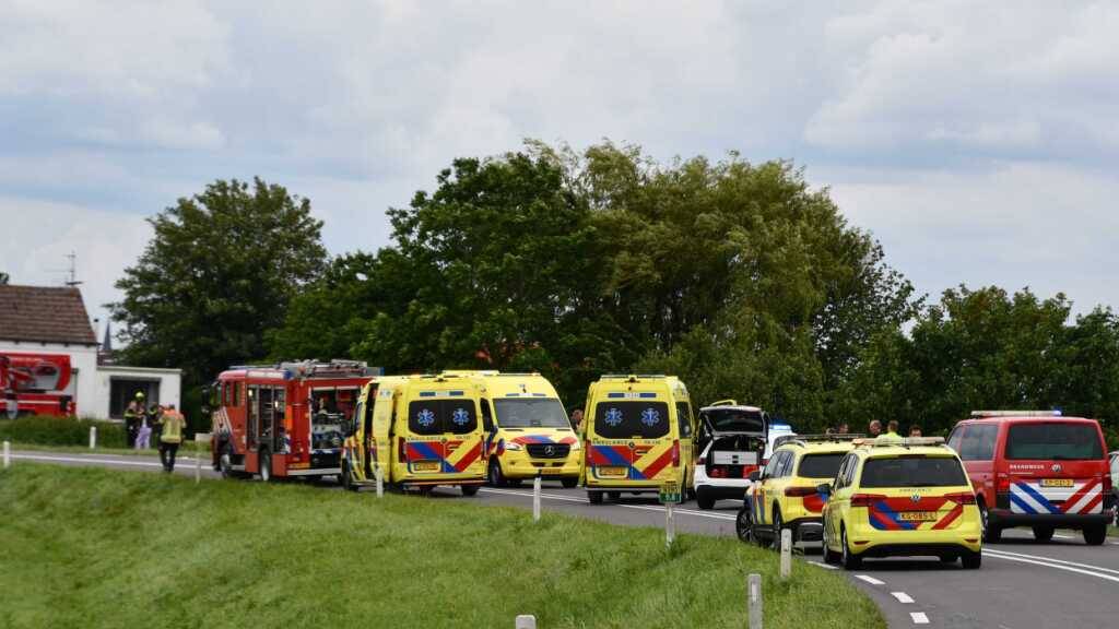 Rettungskräfte sind am Unfallort auf der N290 im Einsatz. In den Niederlanden ist ein Auto in eine Schülergruppe auf Fahrrädern geschleudert. Foto: ---/PROVICOM/ANP/dpa