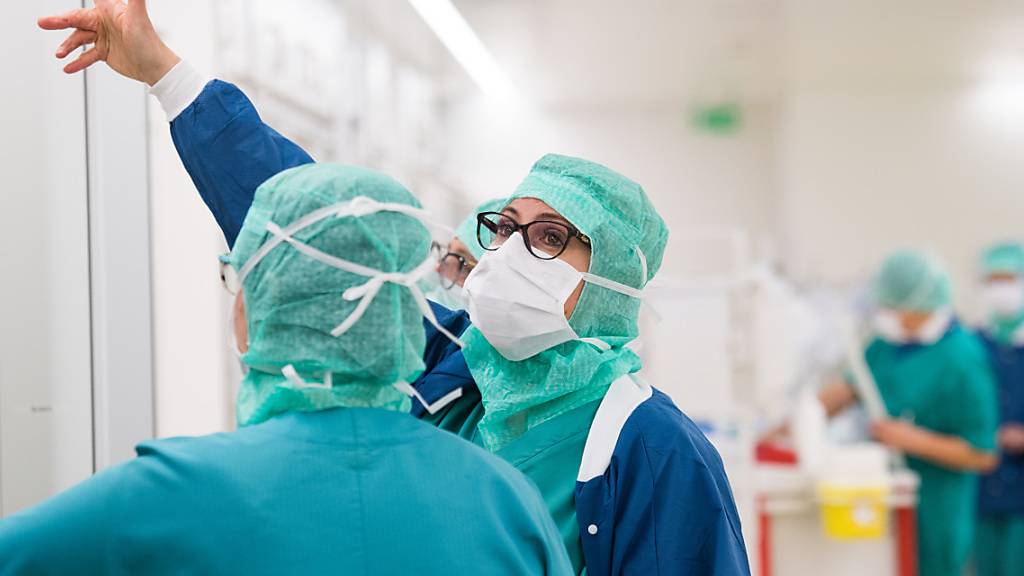 Im Kampf gegen das Coronavirus benötigt das medizinische Personal dringend Schutzausrüstung. Der Bundesrat hat nun die Exporte aus der Schweiz beschränkt. Gleichzeitig startet die einheimische Produktion von Schutzmasken. (Archivbild)