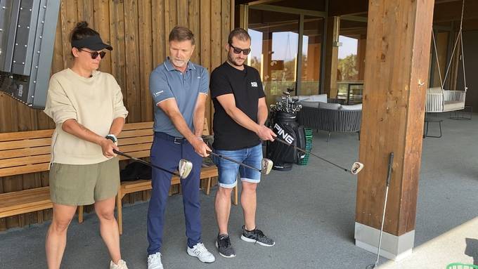 Radio Pilatus Morgenshow-Crew versucht sich auf dem Golfplatz