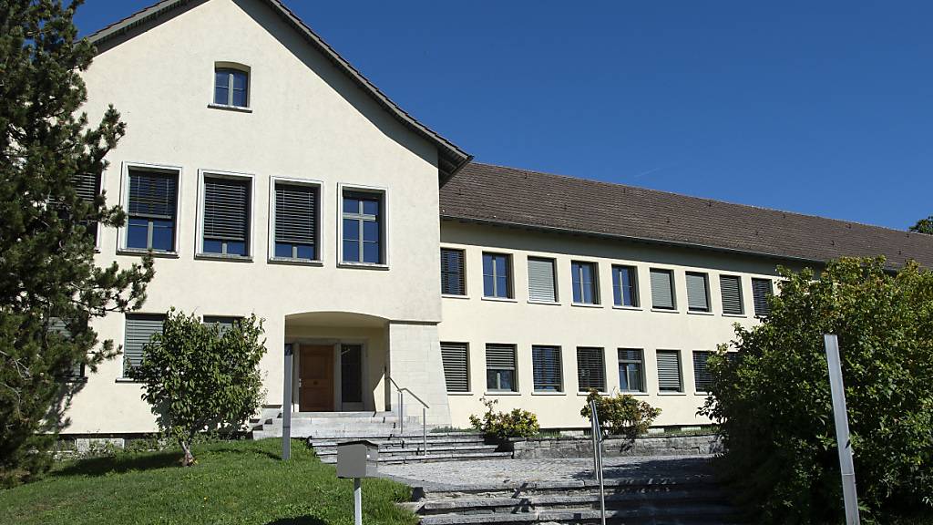 Das Bezirksgericht Hinwil ZH verurteilte am Donnerstag einen zweifachen Vergewaltiger zu einer langen Freiheitsstrafe. (Archivbild)