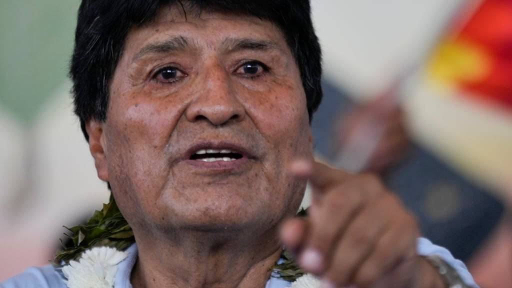 ARCHIV - Evo Morales, ehemaliger Präsident von Bolivien gestikuliert während einer Kundgebung mit Anhängern, inmitten eines anhaltenden politischen Konflikts mit der Regierung von Präsident Arce. Foto: Juan Karita/AP/dpa