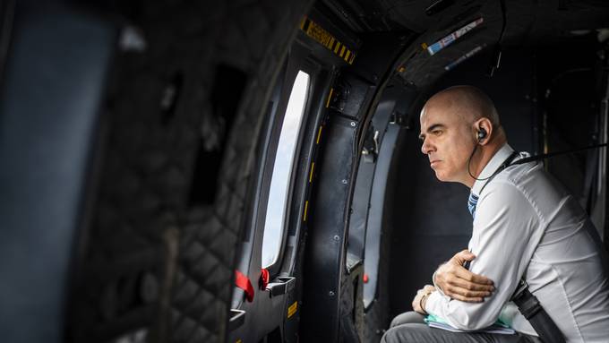 Bundesrat Alain Berset löst als Pilot Luftalarm in Frankreich aus