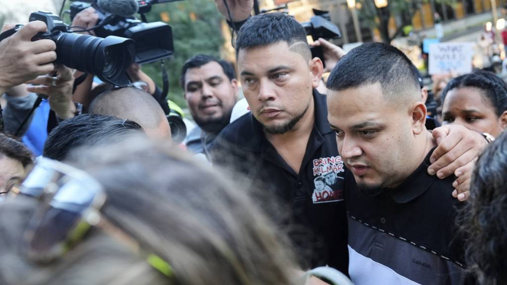 ARCHIV - Kilmar Abrego Garcia (r) und sein Bruder Cesar Abrego Garcia (M) kommen in der Außenstelle der Einwanderungs- und Zollbehörde ICE in Baltimore an. Foto: Stephanie Scarbrough/AP/dpa (Archivbild)